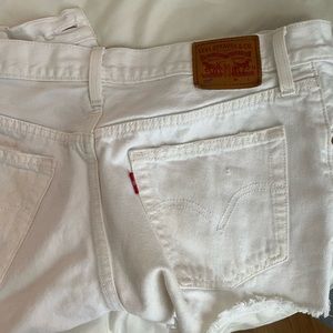 Levi white shorts size 26